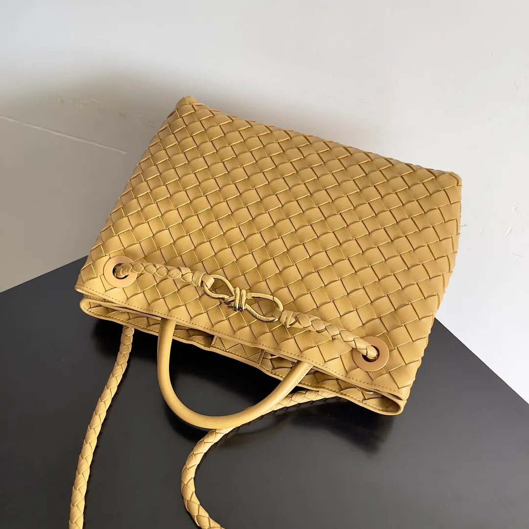 The 2023 new Andiamo batch of 2260 BV has been shipped‼ ️Really popular🔥The new Andiamo woven handbag launched by Bottega Veneta this season is really popular all over the world! ! Celebrities at home and abroad have worn it, and Oscar-winning actress Michelle Yeoh has taken it out on the street. Song Jia, Trai Yara, Yu Feihong, Sanji Ayaka, Rosie Hunting-Whiteley, Yoshioka Riho, etc. have all picked up this bag. It is classic and versatile, showing off its temperament, and the bag capacity is also large, which is very convenient for daily commuting! ! A variety of carrying methods, the shoulder straps can be adjusted by yourself, the original lambskin feels soft and delicate, and the unisex style breaks the gender boundaries and brings a more practical and long-lasting use experience. Andiamo, which has both elegant and casual styles, perfectly interprets the true appearance of "fashionable old money style". Style number: 743572 Size: 32*24*12